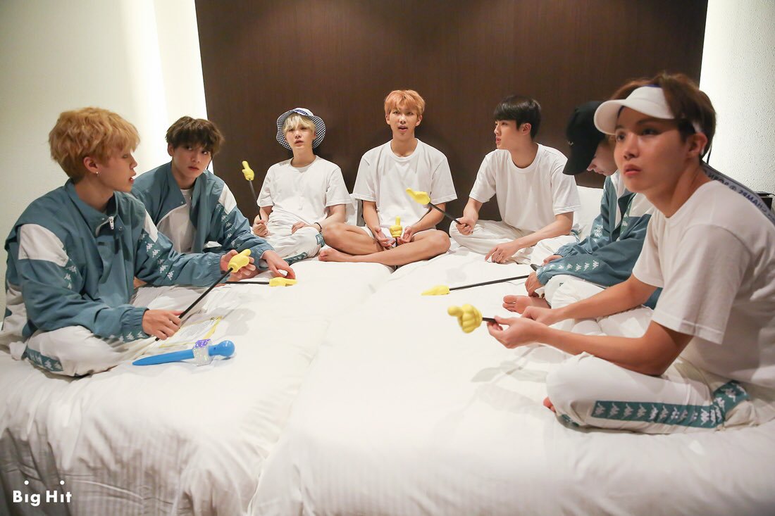 bts play game on bed